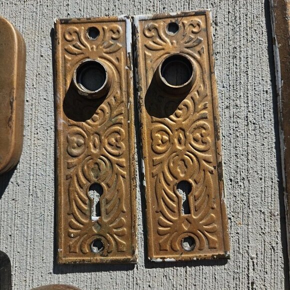 Vintage Brass Door Hardware Lot Antique Knobs Lock Chamber Cover Hinges Screws - Picture 6 of 16